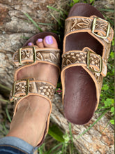 Cargar imagen en el visor de la galería, Sunflower Corcho - Hand tooled sunflower leather sandals