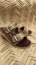 Cargar imagen en el visor de la galería, Sunflower Corcho - Hand tooled sunflower leather sandals