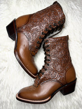 Load image into Gallery viewer, Botas Tacón Cubano Lacer - Shedron Round toe