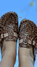 Cargar imagen en el visor de la galería, Rose Corcho Slides - Hand tooled leather rose slides