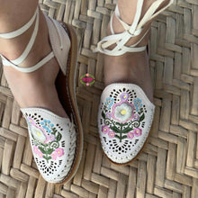 Cargar imagen en el visor de la galería, Irene 3D- white Embroidered Lace Up Huaraches