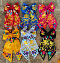 Cargar imagen en el visor de la galería, Moño - Embroidered Class of 25 Long Bow