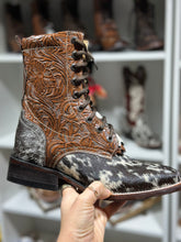 Load image into Gallery viewer, Botas Lacer - Unique Cowhide Pattern Leather Tooled Boots