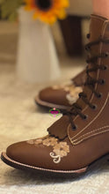 Cargar imagen en el visor de la galería, Tan Bordada - Embroidered Tan Leather Boots