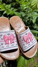 Cargar imagen en el visor de la galería, White Coquette - Mexican Pink Bow Sandals