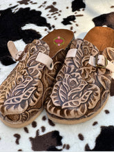 Cargar imagen en el visor de la galería, Rose Corcho Slides - Hand tooled leather rose slides