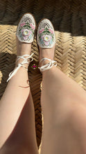 Cargar imagen en el visor de la galería, Irene 3D- white Embroidered Lace Up Huaraches