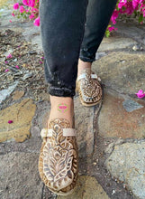 Cargar imagen en el visor de la galería, Rose Corcho Slides - Hand tooled leather rose slides