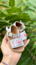 Cargar imagen en el visor de la galería, Coquette White Mexican Buckle Sandals