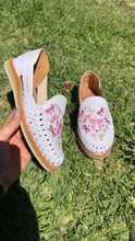 Load image into Gallery viewer, Hearts Coquette- white Embroidered Regular flat  Huaraches