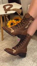 Cargar imagen en el visor de la galería, Tan Bordada - Embroidered Tan Leather Boots