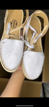 Cargar imagen en el visor de la galería, Mariposa Bosque- White Butterfly Tooled Lace Up