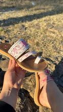 Cargar imagen en el visor de la galería, Coquette Mexican 3D White Toe Sandals