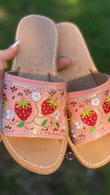 Cargar imagen en el visor de la galería, Fresa - Strawberry Daisy Pink Leather Sandals