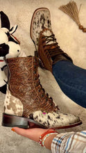 Load image into Gallery viewer, Botas Lacer - Unique Cowhide Pattern Leather Tooled Boots