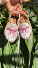 Cargar imagen en el visor de la galería, Coquette 3D Mommy and me-  Embroidered Lace Up Huaraches