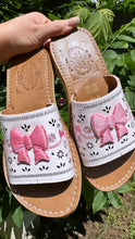 Cargar imagen en el visor de la galería, White Coquette - Mexican Pink Bow Sandals