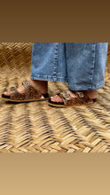 Cargar imagen en el visor de la galería, Sunflower Corcho - Hand tooled sunflower leather sandals