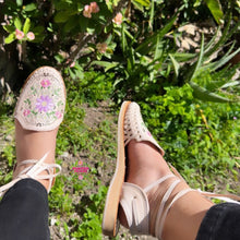 Cargar imagen en el visor de la galería, Rosaura Natural- Embroidered Lace Up Huaraches