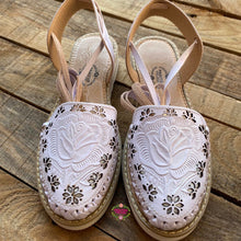 Cargar imagen en el visor de la galería, Rose Laser - White Tooled Lace Up