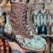 Load image into Gallery viewer, Botas Lacer - Unique Cowhide Pattern Leather Tooled Boots