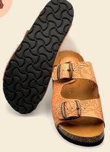Cargar imagen en el visor de la galería, Corcho - Tooled Leather Rose  Sandals