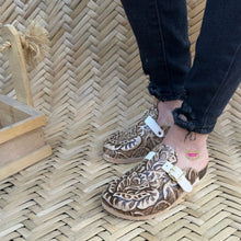 Cargar imagen en el visor de la galería, Rose Corcho Slides - Hand tooled leather rose slides