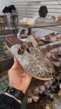 Cargar imagen en el visor de la galería, Cowhide Corcho Slides - Unique