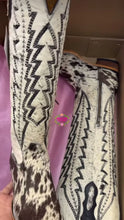 Load image into Gallery viewer, Cowhide Botas Únicas - Unique Boots