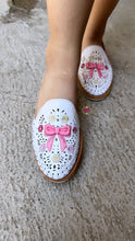 Cargar imagen en el visor de la galería, Coquette  3D- white Embroidered Regular flat  Huaraches