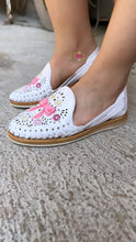 Cargar imagen en el visor de la galería, Coquette  3D- white Embroidered Regular flat  Huaraches