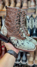 Load image into Gallery viewer, Botas Lacer - Unique Cowhide Pattern Leather Tooled Boots