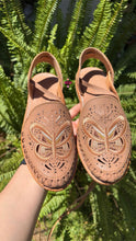 Load image into Gallery viewer, Mariposa Dorada- Golden Butterfly Embroidered Lace Up Huaraches PREORDER