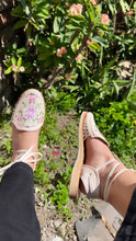 Cargar imagen en el visor de la galería, Rosaura Natural- Embroidered Lace Up Huaraches