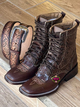 Cargar imagen en el visor de la galería, Botas Café Pullup Lacer - Shiny Brown Leather Tooled Boots