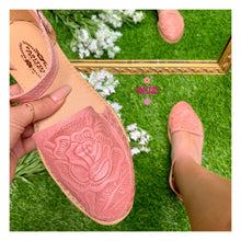 Cargar imagen en el visor de la galería, Mexico - Pink Tooled Leather Flats