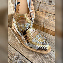 Load image into Gallery viewer, Tres Oros huaraches in Gold
