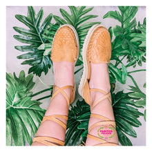 Cargar imagen en el visor de la galería, Imprinted Girasol Lace Up - Tooled Sunflower