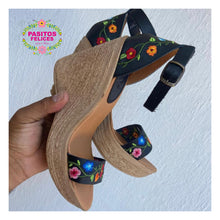 Cargar imagen en el visor de la galería, Black Floral wedges
