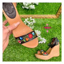Cargar imagen en el visor de la galería, Black Floral wedges
