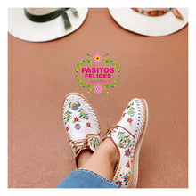 Cargar imagen en el visor de la galería, Xochime - White Embroidered Loafers