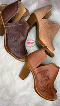 Cargar imagen en el visor de la galería, Rubia - Tooled light tan Booties