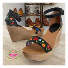 Cargar imagen en el visor de la galería, Black Floral wedges