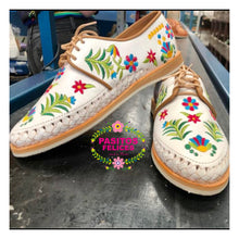 Cargar imagen en el visor de la galería, Xochime - White Embroidered Loafers