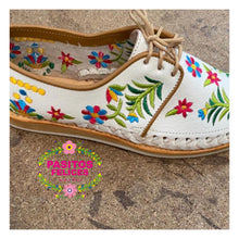 Cargar imagen en el visor de la galería, Xochime - White Embroidered Loafers