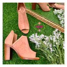 Cargar imagen en el visor de la galería, Rubia - Tooled light tan Booties