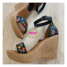 Cargar imagen en el visor de la galería, Black Floral wedges