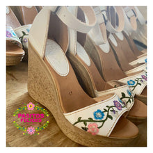 Load image into Gallery viewer, White Floral wedges