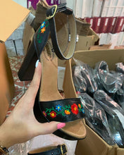 Cargar imagen en el visor de la galería, Jardin Negro - Black Platform Heels
