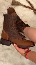 Load image into Gallery viewer, Botas Lacer - Tan Leather Laced Tooled Boots
